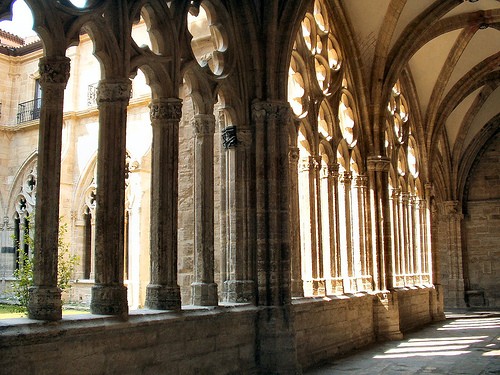 claustro catedral oviedo by javier cuchi