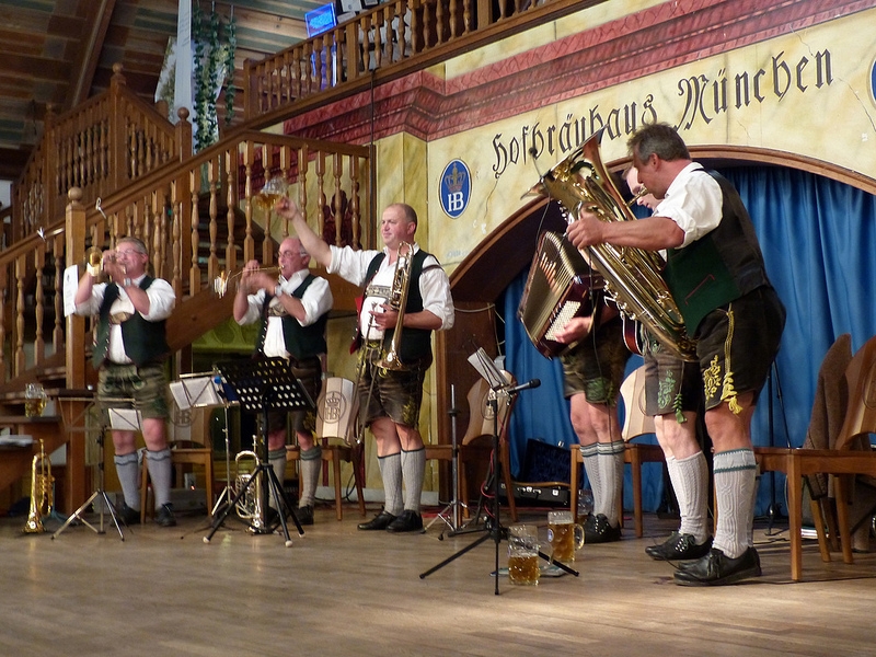 banda de la cervecería Hoftbrauhaus by romanboed  -